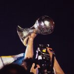 Diego Maradona Instagram - Un día como hoy, en 1979, Argentina ganaba su primer Mundial Juvenil, en Japón. Siempre es una gran alegría recordar este momento, porque nosotros nos divertíamos mucho dentro de la cancha. La final fue contra la Unión Soviética, y fue un partido muy difícil. Ellos eran gigantes y tenían una preparación física impresionante. Se pusieron en ventaja con un gol de cabeza. Pero pudimos darlo vuelta, respetando nuestro estilo. Alves puso el empate, de penal. Algunos preguntan por qué los pateaba él. Y el tema es que definimos con un campeonato de penales, quién los iba a patear en los partidos. Y llegamos a la final Abel y yo. Y lo dejé ganar, le di un changüí 😂. Pero si ven el partido, van a ver que quería patearlo yo. A partir del empate, ellos nos empezaron a respetar más. Entró el Tucu Meza y cambió el partido. Enseguida el Pelado Díaz puso el 2-1, con el mejor gol del campeonato, y después yo liquidé el partido con un gol de tiro libre al palo del arquero, que parecía de 30 años. Salir campeones, de la mano del Flaco Menotti, fue una sensación única para todos nosotros. Lloramos, nos abrazamos, cantamos. Yo le había prometido a mi viejita que le iba a llevar la copa, y gracias a Dios se nos dio. Le mando un abrazo ENORME a todos los muchachos, felicidades en su día, y vamos Argentina 💪🇦🇷 Los campeones: Sergio García y Rafael Sería; Juan Simón, Rubén Rossi, Abelardo Carabelli, Hugo Alves, Marcelo Bachino y Jorge Piaggio; Daniel Sperandío, Juan Barbas, Osvaldo Rinaldi, Juan José Meza y Diego Maradona; Osvaldo Escudero, Alfredo Torres, Ramón Díaz, Gabriel Calderón y José Luis Lanao.