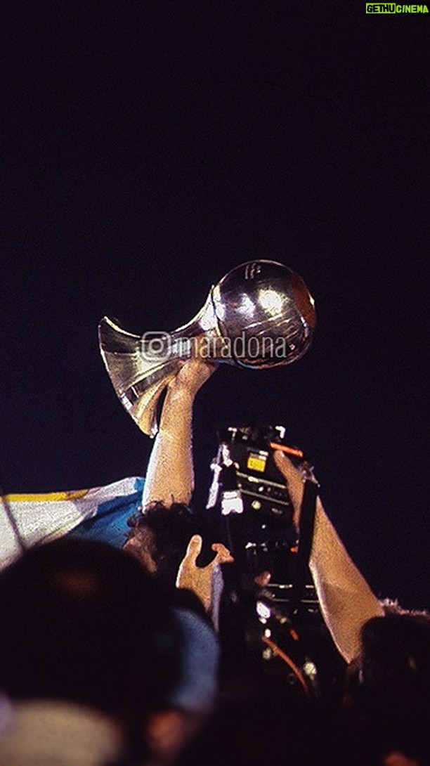 Diego Maradona Instagram - Un día como hoy, en 1979, Argentina ganaba su primer Mundial Juvenil, en Japón. Siempre es una gran alegría recordar este momento, porque nosotros nos divertíamos mucho dentro de la cancha. La final fue contra la Unión Soviética, y fue un partido muy difícil. Ellos eran gigantes y tenían una preparación física impresionante. Se pusieron en ventaja con un gol de cabeza. Pero pudimos darlo vuelta, respetando nuestro estilo. Alves puso el empate, de penal. Algunos preguntan por qué los pateaba él. Y el tema es que definimos con un campeonato de penales, quién los iba a patear en los partidos. Y llegamos a la final Abel y yo. Y lo dejé ganar, le di un changüí 😂. Pero si ven el partido, van a ver que quería patearlo yo. A partir del empate, ellos nos empezaron a respetar más. Entró el Tucu Meza y cambió el partido. Enseguida el Pelado Díaz puso el 2-1, con el mejor gol del campeonato, y después yo liquidé el partido con un gol de tiro libre al palo del arquero, que parecía de 30 años. Salir campeones, de la mano del Flaco Menotti, fue una sensación única para todos nosotros. Lloramos, nos abrazamos, cantamos. Yo le había prometido a mi viejita que le iba a llevar la copa, y gracias a Dios se nos dio. Le mando un abrazo ENORME a todos los muchachos, felicidades en su día, y vamos Argentina 💪🇦🇷 Los campeones: Sergio García y Rafael Sería; Juan Simón, Rubén Rossi, Abelardo Carabelli, Hugo Alves, Marcelo Bachino y Jorge Piaggio; Daniel Sperandío, Juan Barbas, Osvaldo Rinaldi, Juan José Meza y Diego Maradona; Osvaldo Escudero, Alfredo Torres, Ramón Díaz, Gabriel Calderón y José Luis Lanao.