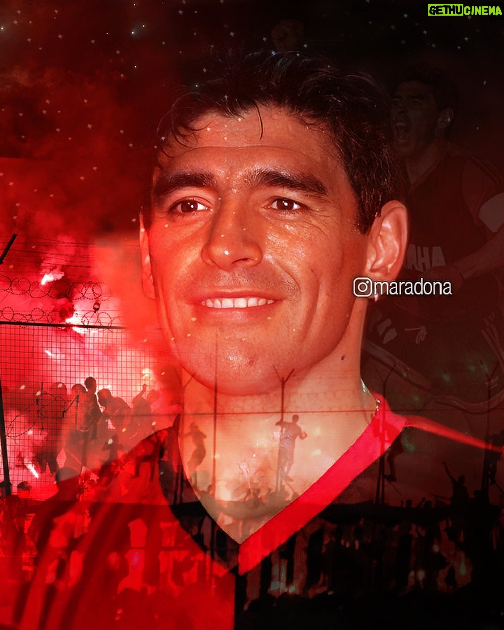 Diego Maradona Instagram - Un día como hoy, hace 30 años, te pusiste por primera vez la camiseta de Newell´s. Fue en tu partido presentación contra el Emelec de Ecuador, en un estadio repleto. Volvías finalmente a jugar en tu país ❤️🖤 Estadio Newell's Old Boys - Rosario