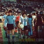 Diego Maradona Instagram - Un día como hoy, jugamos la Semifinal del Mundial Juvenil de 1979 contra Uruguay. En Enero, los uruguayos nos habían ganado la final del Sudamericano, que clasificaba para este mundial. Así que nos conocíamos muy bien con ellos. Compartimos la concentración en el hotel, y nos hicimos muy amigos. Pero había una pica bárbara, como siempre. Uruguay tenía un equipazo, con muchos jugadores que después jugaron el mundial de México '86, el arquero Alvez (que venía invicto), el capitán Barrios, Rubén Paz. Y una defensa que metía miedo. Había llovido muchísimo y la cancha era un flan, y se hacía muy difícil controlar la pelota. Pero gracias a Dios, ganamos 2-0 en el segundo tiempo, con un golazo del Pelado @RamonDiaz_DT, que además me habilitó a mí para el segundo gol, de cabeza. En las fotos van a ver un par de cruces en los que me levantaron por el aire, uno de Reveléz y otro de Martínez, dentro del área, que el árbitro no vió. Pero así y todo, jugamos el mejor partido del mundial, que fue una final anticipada. La felicidad nuestra era enorme, porque estábamos en la final!!! Un abrazo grande a todos 💪🇦🇷 Tokio