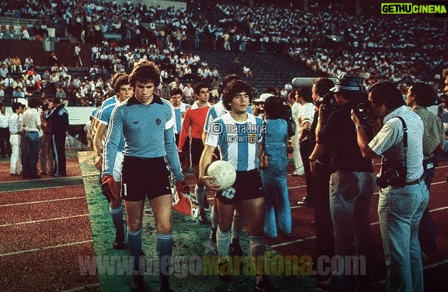 Diego Maradona Instagram - Un día como hoy, jugamos la Semifinal del Mundial Juvenil de 1979 contra Uruguay. En Enero, los uruguayos nos habían ganado la final del Sudamericano, que clasificaba para este mundial. Así que nos conocíamos muy bien con ellos. Compartimos la concentración en el hotel, y nos hicimos muy amigos. Pero había una pica bárbara, como siempre. Uruguay tenía un equipazo, con muchos jugadores que después jugaron el mundial de México '86, el arquero Alvez (que venía invicto), el capitán Barrios, Rubén Paz. Y una defensa que metía miedo. Había llovido muchísimo y la cancha era un flan, y se hacía muy difícil controlar la pelota. Pero gracias a Dios, ganamos 2-0 en el segundo tiempo, con un golazo del Pelado @RamonDiaz_DT, que además me habilitó a mí para el segundo gol, de cabeza. En las fotos van a ver un par de cruces en los que me levantaron por el aire, uno de Reveléz y otro de Martínez, dentro del área, que el árbitro no vió. Pero así y todo, jugamos el mejor partido del mundial, que fue una final anticipada. La felicidad nuestra era enorme, porque estábamos en la final!!! Un abrazo grande a todos 💪🇦🇷 Tokio