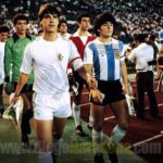 Diego Maradona Instagram – En los Cuartos de Final del Mundial Juvenil de 1979, nos tocó jugar contra Argelia (Algerie 🇩🇿). Ellos jugaban bien, pero les pudimos ganar 5-0. Creo que fue el único partido de Cuartos que no fue al alargue. Yo hice el primer gol de tiro libre, con toque de Huguito Alves. Después vino el gol de @Gabriel_Calderon_coach, y los 3 del Pelado @RamonDiaz_DT. Ya en el segundo tiempo, con el partido 4-0, @MenottielFlaco me cambió por el Tucu Meza. Y tuvo que salir @JuaneSimon60, también, con el tobillo lastimado. La verdad es que me fui muy caliente al vestuario, putié como loco. Pero bueno, a nadie le gusta salir reemplazado, y menos a mí que era el capitán. Lo importante es que avanzamos jugando cada vez mejor, y sin importar quién fuese suplente o titular. Vamos muchachos, que falta cada vez menos 💪🇦🇷 Tokio