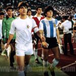 Diego Maradona Instagram - En los Cuartos de Final del Mundial Juvenil de 1979, nos tocó jugar contra Argelia (Algerie 🇩🇿). Ellos jugaban bien, pero les pudimos ganar 5-0. Creo que fue el único partido de Cuartos que no fue al alargue. Yo hice el primer gol de tiro libre, con toque de Huguito Alves. Después vino el gol de @Gabriel_Calderon_coach, y los 3 del Pelado @RamonDiaz_DT. Ya en el segundo tiempo, con el partido 4-0, @MenottielFlaco me cambió por el Tucu Meza. Y tuvo que salir @JuaneSimon60, también, con el tobillo lastimado. La verdad es que me fui muy caliente al vestuario, putié como loco. Pero bueno, a nadie le gusta salir reemplazado, y menos a mí que era el capitán. Lo importante es que avanzamos jugando cada vez mejor, y sin importar quién fuese suplente o titular. Vamos muchachos, que falta cada vez menos 💪🇦🇷 Tokio