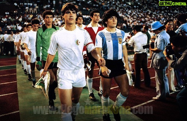 Diego Maradona Instagram - En los Cuartos de Final del Mundial Juvenil de 1979, nos tocó jugar contra Argelia (Algerie 🇩🇿). Ellos jugaban bien, pero les pudimos ganar 5-0. Creo que fue el único partido de Cuartos que no fue al alargue. Yo hice el primer gol de tiro libre, con toque de Huguito Alves. Después vino el gol de @Gabriel_Calderon_coach, y los 3 del Pelado @RamonDiaz_DT. Ya en el segundo tiempo, con el partido 4-0, @MenottielFlaco me cambió por el Tucu Meza. Y tuvo que salir @JuaneSimon60, también, con el tobillo lastimado. La verdad es que me fui muy caliente al vestuario, putié como loco. Pero bueno, a nadie le gusta salir reemplazado, y menos a mí que era el capitán. Lo importante es que avanzamos jugando cada vez mejor, y sin importar quién fuese suplente o titular. Vamos muchachos, que falta cada vez menos 💪🇦🇷 Tokio