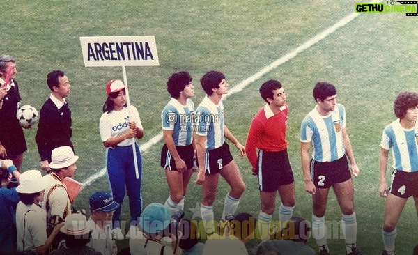 Diego Maradona Instagram - El segundo partido del Mundial Juvenil de 1979, fue un día como hoy, contra Yugoslavia. Fue el rival más difícil del grupo. Y lo ganamos 1-0, con un golazo del Pichi Escudero, y pase de Abelito Carabelli. Creo que el Pichi todavía sigue enojado, porque @MenottiElFlaco lo reemplazó ni bien hizo el gol. Y tenía una calentura! Festejamos mucho ese triunfo, fue muy complicado. Le mando un gran abrazo a todos los muchachos! 💪🇦🇷 Ōmiya-ku, Saitama