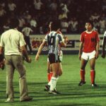 Diego Maradona Instagram - Ayer, vi que @JuanESimon60 y @SergioGarcia8794 recordaron nuestro debut en el Mundial Juvenil de Japón 1979. Y yo no podía no recordarlo. El primer partido fue contra Indonesia, y ganamos 5-0. Hicimos 4 goles en 15 minutos, y después nos cuidamos para el próximo partido. Teníamos unas ganas bárbaras de jugar. En la foto están @JuanAlbertoBarbas, Osvaldito Rinaldi, el Tucu Meza, el Pichi Escudero, el Negro Lanao, el "panelista" Juan Simón, Rubén Rossi y entrevistan a @RamonDiaz_DT. Hay uno de ellos que me pide la camiseta, pero yo ya la tenía prometida a mis hermanos. Van a haber más fotos de cada uno de los partidos de ese mundial, que ganamos con un equipazo, de la mano de @MenottielFlaco, Poncini y el maestro Duchini. 💪🇦🇷 Ōmiya-ku, Saitama