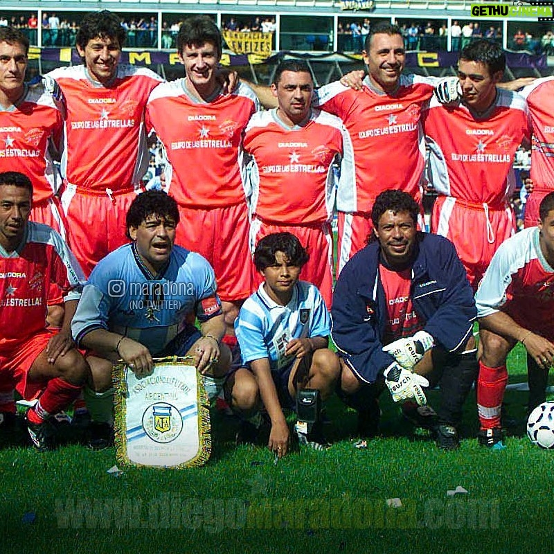 Diego Maradona Instagram - Feliz cumpleaños @HiguitaRene1, un honor para mí que hayas estado presente en mi partido homenaje, junto a tu hijo. Un gran abrazo, crack!!! 💪🦂