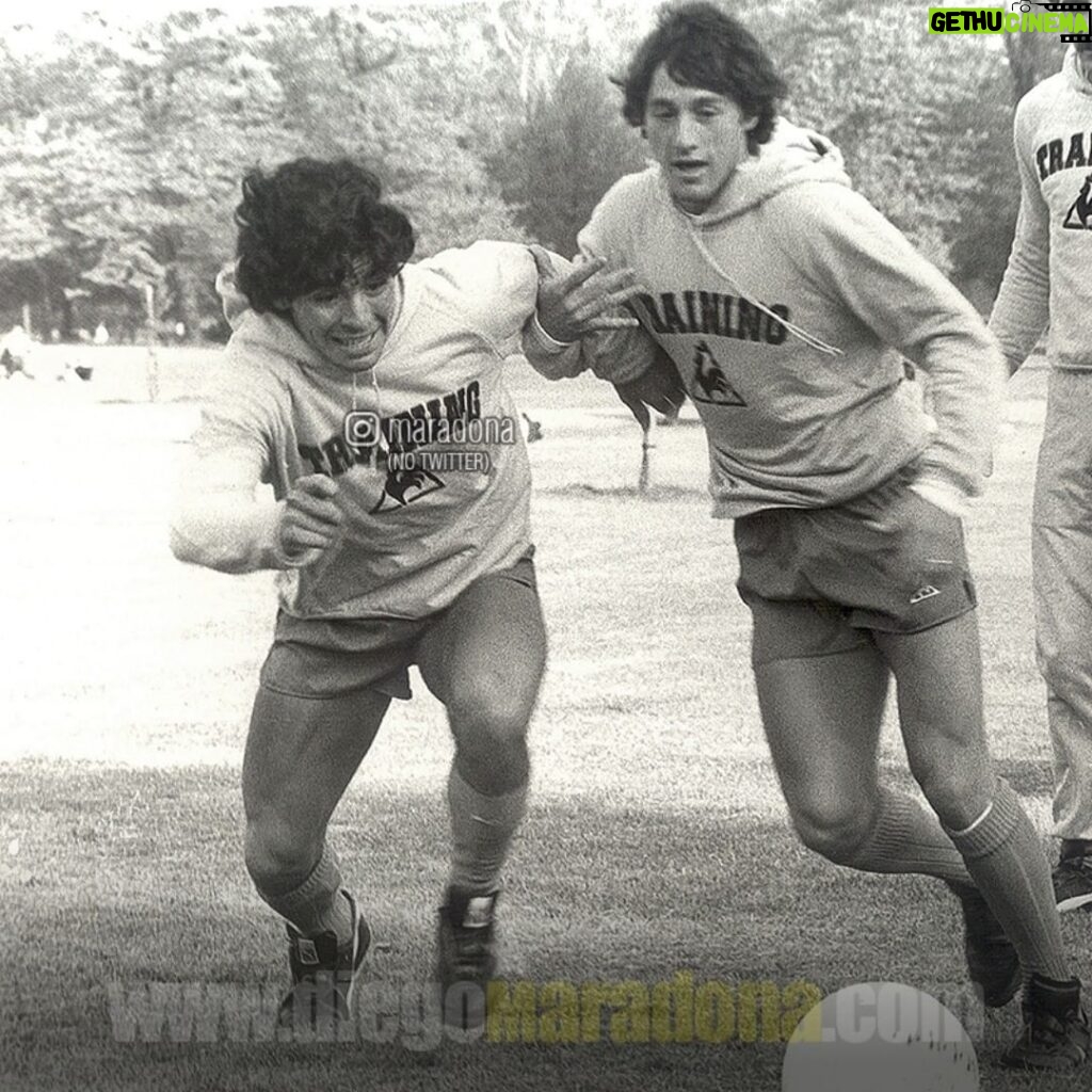 Diego Maradona Instagram - Año 1980, y nosotros entrenando con la Selección Argentina en el Hyde Park de Londres. ¿Te acordás Beto? Los campeones del mundo, entrenando en un parque, entre la gente. Te mando un muy feliz cumpleaños, querido @JuanAlbertoBarbas!!! 🇦🇷
