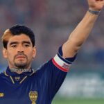 Diego Maradona Instagram - Un día como hoy, en 1995, cumplías tu sueño de volver a jugar en Boca. Un sueño que fue casi una obsesión desde que te fuiste de Argentina, en 1982. Fue contra la selección de Corea del Sur, en Seúl. Y fue con ese mechón amarillo, casi tan rebelde como vos. Seúl, South Korea