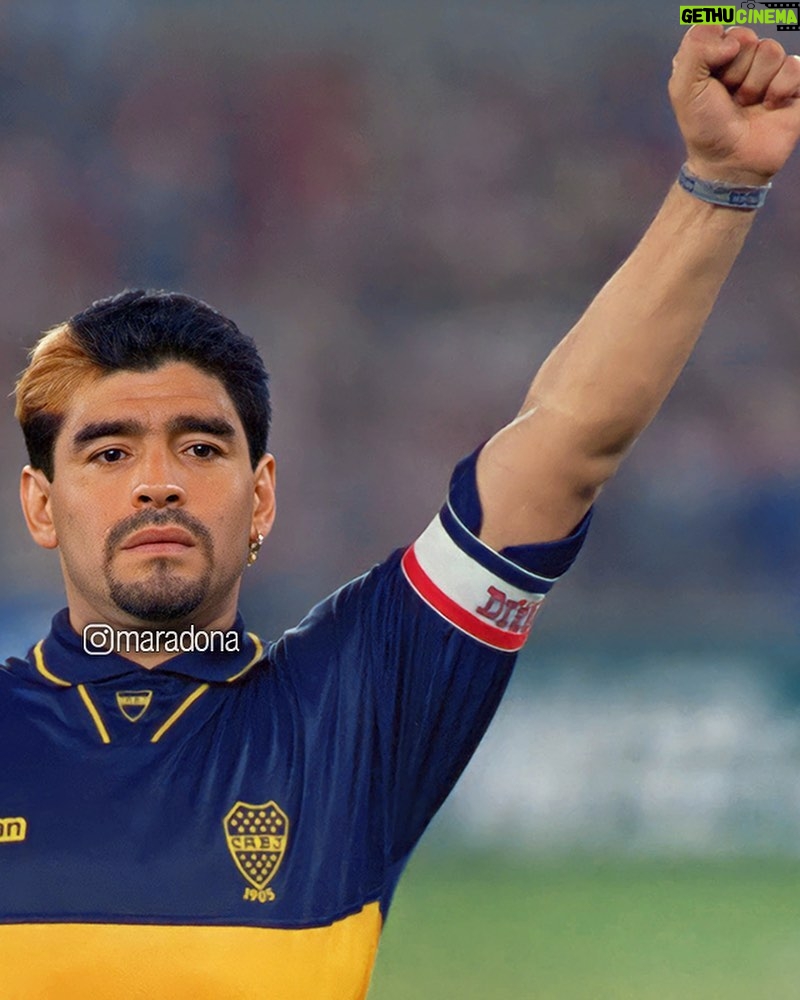 Diego Maradona Instagram - Un día como hoy, en 1995, cumplías tu sueño de volver a jugar en Boca. Un sueño que fue casi una obsesión desde que te fuiste de Argentina, en 1982. Fue contra la selección de Corea del Sur, en Seúl. Y fue con ese mechón amarillo, casi tan rebelde como vos. Seúl, South Korea