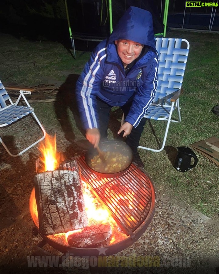 Diego Maradona Instagram - Alto guiso!!! 🍽 Ojalá todos puedan comer algo calentito esta noche. Un abrazo muy grande!!!