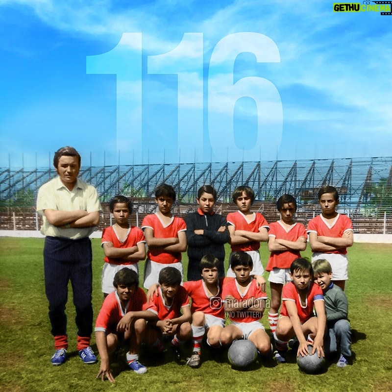 Diego Maradona Instagram - Don Francis, Montañita, Santa, Pelu, el Pingüino, Veneno, Oscarcito, Herrerita, Goyito, el Mono, yo, Polvorita y Fernando, nuestra mascota. Todos, defendiendo tus colores desde Cebollitas. Felices 116 años, @AAAJOficial!!! ❤🐞 Estadio Diego Armando Maradona