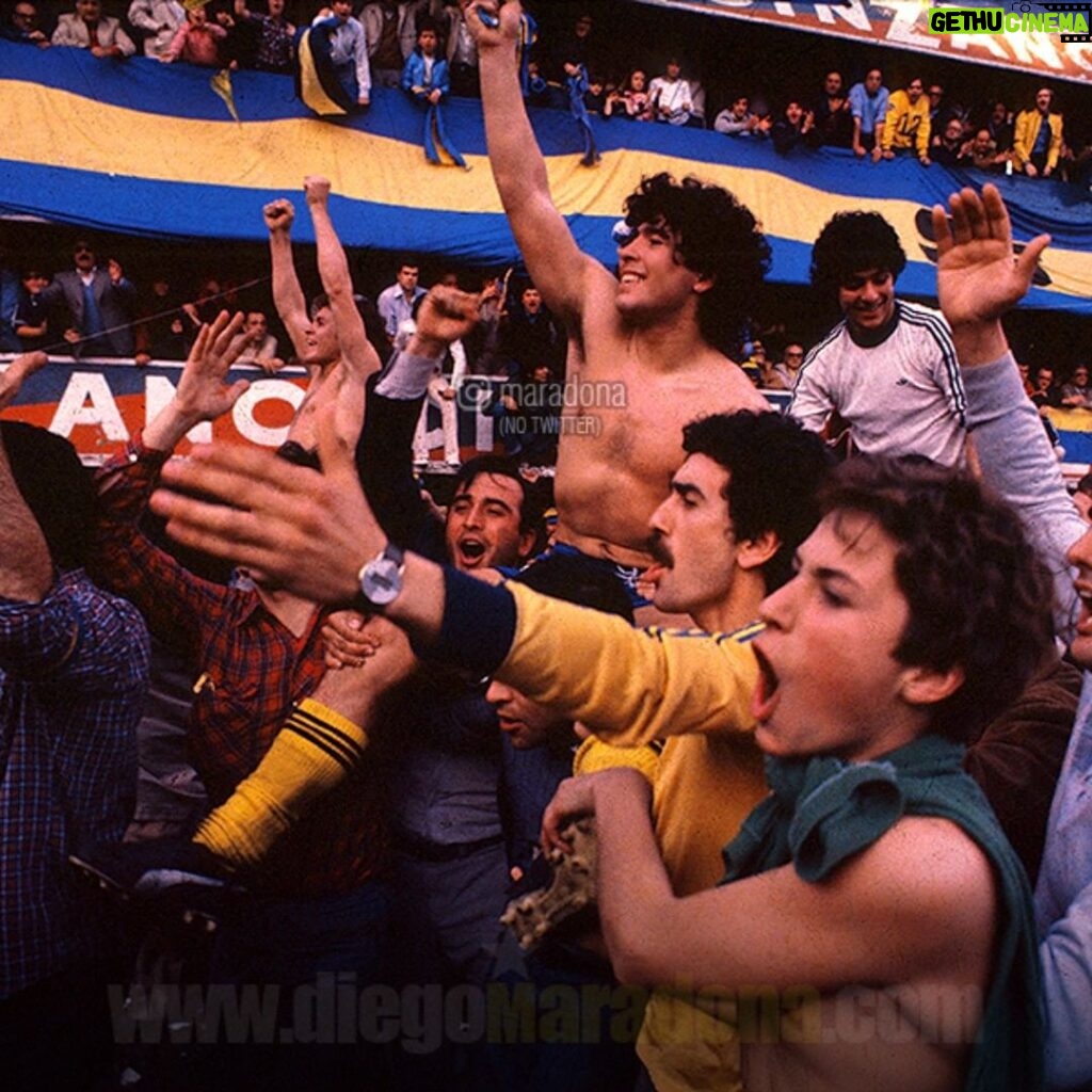 Diego Maradona Instagram - Un año más del Metro del '81. Inolvidable vuelta olímpica, la única que pude dar en mi país. Un abrazo muy grande a todos los hinchas de Boca!!!💪