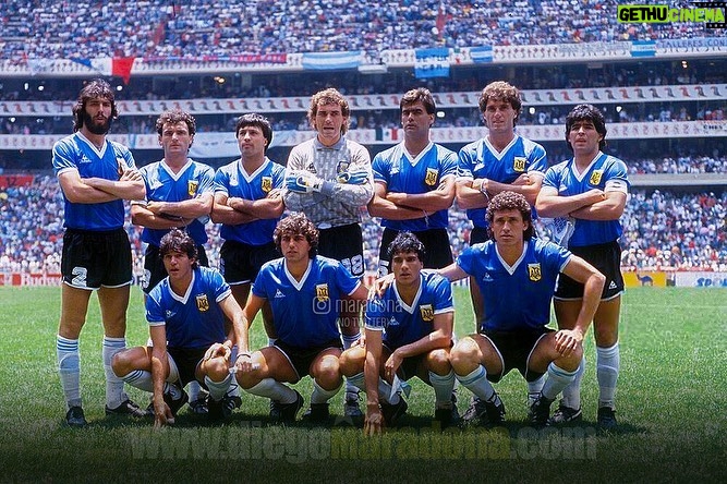 Diego Maradona Instagram - Quiero agradecerle a la @AFA.Oficial y a Futbolistas Argentinos Agremiados, por este homenaje. Que el Día del Futbolista Argentino sea recordado en la fecha en que le ganamos a Inglaterra, en el '86, es un honor. Y quiero compartirlo con todos mis compañeros. Este homenaje es también para ellos. Porque ese partido, ese mundial, lo ganamos entre todos. Y recordar al maestro Ernesto Grillo, a quien conocí, y con quien también tengo el honor de compartir este reconocimiento. Estadio Azteca