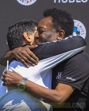 Diego Maradona Instagram - Quiero sumarme a este homenaje universal, muy felices 80 años de vida Rey @Pele!!!