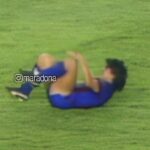 Diego Maradona Instagram - Hoy, hace 40 años, sufriste la peor lesión de tu carrera. La fractura que le arrancó para siempre un 30% de flexibilidad a tu tobillo izquierdo. Tenías sólo 22 años y los médicos pusieron en duda tu regreso al fútbol. Con suerte volverías en 6 ó 7 meses, pero volviste en 2 meses y medio, marcando 2 goles al Sevilla. Para los que te amamos, estas son las cosas que te definen❤️ Camp Nou