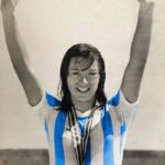 Diego Maradona Instagram - Me encanta saludar a las y los deportistas argentinos que nos dieron alegría, a veces con muy pocos recursos, pero con mucho fuego sagrado. Y hoy quiero dedicarle un feliz cumpleaños a la mejor patinadora argentina de todos los tiempos, @Nora.Alicia.Vega. En la foto estamos en una entrega de premios a las revelaciones deportivas de 1979. Nora, sin un mango para comprar ruedas, y corriendo muchas veces en desventaja, fue cinco veces campeona mundial, seis veces campeona panamericana y diez veces campeona sudamericana. Y portadora de la antorcha olímpica en dos juegos olímpicos. Un ejemplo y formadora de muchas chicas y chicos que hoy representan a nuestro país. Muchas felicidades genia!!! 🇦🇷