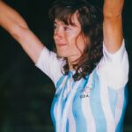 Diego Maradona Instagram - Me encanta saludar a las y los deportistas argentinos que nos dieron alegría, a veces con muy pocos recursos, pero con mucho fuego sagrado. Y hoy quiero dedicarle un feliz cumpleaños a la mejor patinadora argentina de todos los tiempos, @Nora.Alicia.Vega. En la foto estamos en una entrega de premios a las revelaciones deportivas de 1979. Nora, sin un mango para comprar ruedas, y corriendo muchas veces en desventaja, fue cinco veces campeona mundial, seis veces campeona panamericana y diez veces campeona sudamericana. Y portadora de la antorcha olímpica en dos juegos olímpicos. Un ejemplo y formadora de muchas chicas y chicos que hoy representan a nuestro país. Muchas felicidades genia!!! 🇦🇷