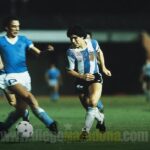 Diego Maradona Instagram - Un día como hoy, jugamos la Semifinal del Mundial Juvenil de 1979 contra Uruguay. En Enero, los uruguayos nos habían ganado la final del Sudamericano, que clasificaba para este mundial. Así que nos conocíamos muy bien con ellos. Compartimos la concentración en el hotel, y nos hicimos muy amigos. Pero había una pica bárbara, como siempre. Uruguay tenía un equipazo, con muchos jugadores que después jugaron el mundial de México '86, el arquero Alvez (que venía invicto), el capitán Barrios, Rubén Paz. Y una defensa que metía miedo. Había llovido muchísimo y la cancha era un flan, y se hacía muy difícil controlar la pelota. Pero gracias a Dios, ganamos 2-0 en el segundo tiempo, con un golazo del Pelado @RamonDiaz_DT, que además me habilitó a mí para el segundo gol, de cabeza. En las fotos van a ver un par de cruces en los que me levantaron por el aire, uno de Reveléz y otro de Martínez, dentro del área, que el árbitro no vió. Pero así y todo, jugamos el mejor partido del mundial, que fue una final anticipada. La felicidad nuestra era enorme, porque estábamos en la final!!! Un abrazo grande a todos 💪🇦🇷 Tokio