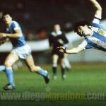 Diego Maradona Instagram - Un día como hoy, jugamos la Semifinal del Mundial Juvenil de 1979 contra Uruguay. En Enero, los uruguayos nos habían ganado la final del Sudamericano, que clasificaba para este mundial. Así que nos conocíamos muy bien con ellos. Compartimos la concentración en el hotel, y nos hicimos muy amigos. Pero había una pica bárbara, como siempre. Uruguay tenía un equipazo, con muchos jugadores que después jugaron el mundial de México '86, el arquero Alvez (que venía invicto), el capitán Barrios, Rubén Paz. Y una defensa que metía miedo. Había llovido muchísimo y la cancha era un flan, y se hacía muy difícil controlar la pelota. Pero gracias a Dios, ganamos 2-0 en el segundo tiempo, con un golazo del Pelado @RamonDiaz_DT, que además me habilitó a mí para el segundo gol, de cabeza. En las fotos van a ver un par de cruces en los que me levantaron por el aire, uno de Reveléz y otro de Martínez, dentro del área, que el árbitro no vió. Pero así y todo, jugamos el mejor partido del mundial, que fue una final anticipada. La felicidad nuestra era enorme, porque estábamos en la final!!! Un abrazo grande a todos 💪🇦🇷 Tokio