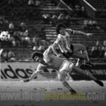 Diego Maradona Instagram - Un día como hoy, jugamos la Semifinal del Mundial Juvenil de 1979 contra Uruguay. En Enero, los uruguayos nos habían ganado la final del Sudamericano, que clasificaba para este mundial. Así que nos conocíamos muy bien con ellos. Compartimos la concentración en el hotel, y nos hicimos muy amigos. Pero había una pica bárbara, como siempre. Uruguay tenía un equipazo, con muchos jugadores que después jugaron el mundial de México '86, el arquero Alvez (que venía invicto), el capitán Barrios, Rubén Paz. Y una defensa que metía miedo. Había llovido muchísimo y la cancha era un flan, y se hacía muy difícil controlar la pelota. Pero gracias a Dios, ganamos 2-0 en el segundo tiempo, con un golazo del Pelado @RamonDiaz_DT, que además me habilitó a mí para el segundo gol, de cabeza. En las fotos van a ver un par de cruces en los que me levantaron por el aire, uno de Reveléz y otro de Martínez, dentro del área, que el árbitro no vió. Pero así y todo, jugamos el mejor partido del mundial, que fue una final anticipada. La felicidad nuestra era enorme, porque estábamos en la final!!! Un abrazo grande a todos 💪🇦🇷 Tokio