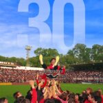 Diego Maradona Instagram - Un día como hoy llegaste a Rosario y el Coloso se llenó para darte una bienvenida INOLVIDABLE. Muchas gracias al club por el homenaje en este 30 aniversario, y a todos los hinchas de @newells por tantos años de amor ❤️🖤 Coloso Del Parque, Marcelo Bielsa