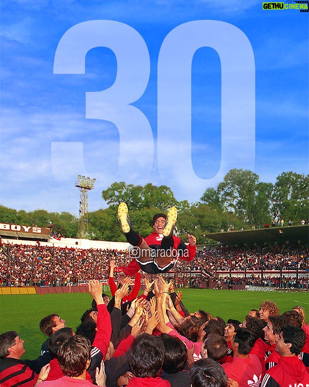 Diego Maradona Instagram - Un día como hoy llegaste a Rosario y el Coloso se llenó para darte una bienvenida INOLVIDABLE. Muchas gracias al club por el homenaje en este 30 aniversario, y a todos los hinchas de @newells por tantos años de amor ❤️🖤 Coloso Del Parque, Marcelo Bielsa