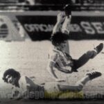 Diego Maradona Instagram - Un día como hoy, jugamos la Semifinal del Mundial Juvenil de 1979 contra Uruguay. En Enero, los uruguayos nos habían ganado la final del Sudamericano, que clasificaba para este mundial. Así que nos conocíamos muy bien con ellos. Compartimos la concentración en el hotel, y nos hicimos muy amigos. Pero había una pica bárbara, como siempre. Uruguay tenía un equipazo, con muchos jugadores que después jugaron el mundial de México '86, el arquero Alvez (que venía invicto), el capitán Barrios, Rubén Paz. Y una defensa que metía miedo. Había llovido muchísimo y la cancha era un flan, y se hacía muy difícil controlar la pelota. Pero gracias a Dios, ganamos 2-0 en el segundo tiempo, con un golazo del Pelado @RamonDiaz_DT, que además me habilitó a mí para el segundo gol, de cabeza. En las fotos van a ver un par de cruces en los que me levantaron por el aire, uno de Reveléz y otro de Martínez, dentro del área, que el árbitro no vió. Pero así y todo, jugamos el mejor partido del mundial, que fue una final anticipada. La felicidad nuestra era enorme, porque estábamos en la final!!! Un abrazo grande a todos 💪🇦🇷 Tokio
