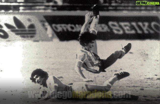 Diego Maradona Instagram - Un día como hoy, jugamos la Semifinal del Mundial Juvenil de 1979 contra Uruguay. En Enero, los uruguayos nos habían ganado la final del Sudamericano, que clasificaba para este mundial. Así que nos conocíamos muy bien con ellos. Compartimos la concentración en el hotel, y nos hicimos muy amigos. Pero había una pica bárbara, como siempre. Uruguay tenía un equipazo, con muchos jugadores que después jugaron el mundial de México '86, el arquero Alvez (que venía invicto), el capitán Barrios, Rubén Paz. Y una defensa que metía miedo. Había llovido muchísimo y la cancha era un flan, y se hacía muy difícil controlar la pelota. Pero gracias a Dios, ganamos 2-0 en el segundo tiempo, con un golazo del Pelado @RamonDiaz_DT, que además me habilitó a mí para el segundo gol, de cabeza. En las fotos van a ver un par de cruces en los que me levantaron por el aire, uno de Reveléz y otro de Martínez, dentro del área, que el árbitro no vió. Pero así y todo, jugamos el mejor partido del mundial, que fue una final anticipada. La felicidad nuestra era enorme, porque estábamos en la final!!! Un abrazo grande a todos 💪🇦🇷 Tokio