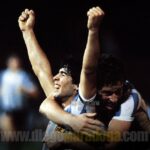 Diego Maradona Instagram - Un día como hoy, jugamos la Semifinal del Mundial Juvenil de 1979 contra Uruguay. En Enero, los uruguayos nos habían ganado la final del Sudamericano, que clasificaba para este mundial. Así que nos conocíamos muy bien con ellos. Compartimos la concentración en el hotel, y nos hicimos muy amigos. Pero había una pica bárbara, como siempre. Uruguay tenía un equipazo, con muchos jugadores que después jugaron el mundial de México '86, el arquero Alvez (que venía invicto), el capitán Barrios, Rubén Paz. Y una defensa que metía miedo. Había llovido muchísimo y la cancha era un flan, y se hacía muy difícil controlar la pelota. Pero gracias a Dios, ganamos 2-0 en el segundo tiempo, con un golazo del Pelado @RamonDiaz_DT, que además me habilitó a mí para el segundo gol, de cabeza. En las fotos van a ver un par de cruces en los que me levantaron por el aire, uno de Reveléz y otro de Martínez, dentro del área, que el árbitro no vió. Pero así y todo, jugamos el mejor partido del mundial, que fue una final anticipada. La felicidad nuestra era enorme, porque estábamos en la final!!! Un abrazo grande a todos 💪🇦🇷 Tokio