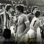 Diego Maradona Instagram - Un día como hoy, jugamos la Semifinal del Mundial Juvenil de 1979 contra Uruguay. En Enero, los uruguayos nos habían ganado la final del Sudamericano, que clasificaba para este mundial. Así que nos conocíamos muy bien con ellos. Compartimos la concentración en el hotel, y nos hicimos muy amigos. Pero había una pica bárbara, como siempre. Uruguay tenía un equipazo, con muchos jugadores que después jugaron el mundial de México '86, el arquero Alvez (que venía invicto), el capitán Barrios, Rubén Paz. Y una defensa que metía miedo. Había llovido muchísimo y la cancha era un flan, y se hacía muy difícil controlar la pelota. Pero gracias a Dios, ganamos 2-0 en el segundo tiempo, con un golazo del Pelado @RamonDiaz_DT, que además me habilitó a mí para el segundo gol, de cabeza. En las fotos van a ver un par de cruces en los que me levantaron por el aire, uno de Reveléz y otro de Martínez, dentro del área, que el árbitro no vió. Pero así y todo, jugamos el mejor partido del mundial, que fue una final anticipada. La felicidad nuestra era enorme, porque estábamos en la final!!! Un abrazo grande a todos 💪🇦🇷 Tokio