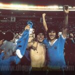 Diego Maradona Instagram - Un día como hoy, jugamos la Semifinal del Mundial Juvenil de 1979 contra Uruguay. En Enero, los uruguayos nos habían ganado la final del Sudamericano, que clasificaba para este mundial. Así que nos conocíamos muy bien con ellos. Compartimos la concentración en el hotel, y nos hicimos muy amigos. Pero había una pica bárbara, como siempre. Uruguay tenía un equipazo, con muchos jugadores que después jugaron el mundial de México '86, el arquero Alvez (que venía invicto), el capitán Barrios, Rubén Paz. Y una defensa que metía miedo. Había llovido muchísimo y la cancha era un flan, y se hacía muy difícil controlar la pelota. Pero gracias a Dios, ganamos 2-0 en el segundo tiempo, con un golazo del Pelado @RamonDiaz_DT, que además me habilitó a mí para el segundo gol, de cabeza. En las fotos van a ver un par de cruces en los que me levantaron por el aire, uno de Reveléz y otro de Martínez, dentro del área, que el árbitro no vió. Pero así y todo, jugamos el mejor partido del mundial, que fue una final anticipada. La felicidad nuestra era enorme, porque estábamos en la final!!! Un abrazo grande a todos 💪🇦🇷 Tokio