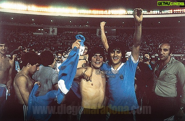 Diego Maradona Instagram - Un día como hoy, jugamos la Semifinal del Mundial Juvenil de 1979 contra Uruguay. En Enero, los uruguayos nos habían ganado la final del Sudamericano, que clasificaba para este mundial. Así que nos conocíamos muy bien con ellos. Compartimos la concentración en el hotel, y nos hicimos muy amigos. Pero había una pica bárbara, como siempre. Uruguay tenía un equipazo, con muchos jugadores que después jugaron el mundial de México '86, el arquero Alvez (que venía invicto), el capitán Barrios, Rubén Paz. Y una defensa que metía miedo. Había llovido muchísimo y la cancha era un flan, y se hacía muy difícil controlar la pelota. Pero gracias a Dios, ganamos 2-0 en el segundo tiempo, con un golazo del Pelado @RamonDiaz_DT, que además me habilitó a mí para el segundo gol, de cabeza. En las fotos van a ver un par de cruces en los que me levantaron por el aire, uno de Reveléz y otro de Martínez, dentro del área, que el árbitro no vió. Pero así y todo, jugamos el mejor partido del mundial, que fue una final anticipada. La felicidad nuestra era enorme, porque estábamos en la final!!! Un abrazo grande a todos 💪🇦🇷 Tokio