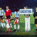 Diego Maradona Instagram - En los Cuartos de Final del Mundial Juvenil de 1979, nos tocó jugar contra Argelia (Algerie 🇩🇿). Ellos jugaban bien, pero les pudimos ganar 5-0. Creo que fue el único partido de Cuartos que no fue al alargue. Yo hice el primer gol de tiro libre, con toque de Huguito Alves. Después vino el gol de @Gabriel_Calderon_coach, y los 3 del Pelado @RamonDiaz_DT. Ya en el segundo tiempo, con el partido 4-0, @MenottielFlaco me cambió por el Tucu Meza. Y tuvo que salir @JuaneSimon60, también, con el tobillo lastimado. La verdad es que me fui muy caliente al vestuario, putié como loco. Pero bueno, a nadie le gusta salir reemplazado, y menos a mí que era el capitán. Lo importante es que avanzamos jugando cada vez mejor, y sin importar quién fuese suplente o titular. Vamos muchachos, que falta cada vez menos 💪🇦🇷 Tokio