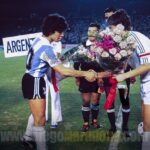 Diego Maradona Instagram - En los Cuartos de Final del Mundial Juvenil de 1979, nos tocó jugar contra Argelia (Algerie 🇩🇿). Ellos jugaban bien, pero les pudimos ganar 5-0. Creo que fue el único partido de Cuartos que no fue al alargue. Yo hice el primer gol de tiro libre, con toque de Huguito Alves. Después vino el gol de @Gabriel_Calderon_coach, y los 3 del Pelado @RamonDiaz_DT. Ya en el segundo tiempo, con el partido 4-0, @MenottielFlaco me cambió por el Tucu Meza. Y tuvo que salir @JuaneSimon60, también, con el tobillo lastimado. La verdad es que me fui muy caliente al vestuario, putié como loco. Pero bueno, a nadie le gusta salir reemplazado, y menos a mí que era el capitán. Lo importante es que avanzamos jugando cada vez mejor, y sin importar quién fuese suplente o titular. Vamos muchachos, que falta cada vez menos 💪🇦🇷 Tokio