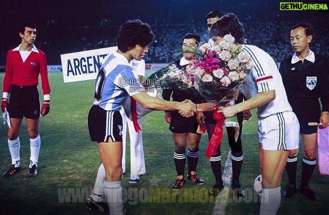 Diego Maradona Instagram - En los Cuartos de Final del Mundial Juvenil de 1979, nos tocó jugar contra Argelia (Algerie 🇩🇿). Ellos jugaban bien, pero les pudimos ganar 5-0. Creo que fue el único partido de Cuartos que no fue al alargue. Yo hice el primer gol de tiro libre, con toque de Huguito Alves. Después vino el gol de @Gabriel_Calderon_coach, y los 3 del Pelado @RamonDiaz_DT. Ya en el segundo tiempo, con el partido 4-0, @MenottielFlaco me cambió por el Tucu Meza. Y tuvo que salir @JuaneSimon60, también, con el tobillo lastimado. La verdad es que me fui muy caliente al vestuario, putié como loco. Pero bueno, a nadie le gusta salir reemplazado, y menos a mí que era el capitán. Lo importante es que avanzamos jugando cada vez mejor, y sin importar quién fuese suplente o titular. Vamos muchachos, que falta cada vez menos 💪🇦🇷 Tokio