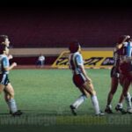 Diego Maradona Instagram - En los Cuartos de Final del Mundial Juvenil de 1979, nos tocó jugar contra Argelia (Algerie 🇩🇿). Ellos jugaban bien, pero les pudimos ganar 5-0. Creo que fue el único partido de Cuartos que no fue al alargue. Yo hice el primer gol de tiro libre, con toque de Huguito Alves. Después vino el gol de @Gabriel_Calderon_coach, y los 3 del Pelado @RamonDiaz_DT. Ya en el segundo tiempo, con el partido 4-0, @MenottielFlaco me cambió por el Tucu Meza. Y tuvo que salir @JuaneSimon60, también, con el tobillo lastimado. La verdad es que me fui muy caliente al vestuario, putié como loco. Pero bueno, a nadie le gusta salir reemplazado, y menos a mí que era el capitán. Lo importante es que avanzamos jugando cada vez mejor, y sin importar quién fuese suplente o titular. Vamos muchachos, que falta cada vez menos 💪🇦🇷 Tokio