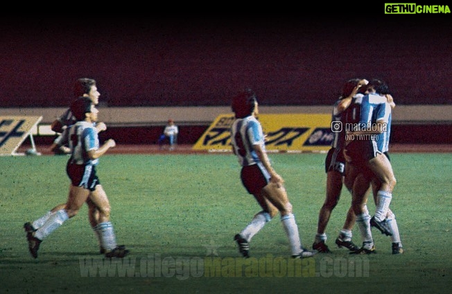Diego Maradona Instagram - En los Cuartos de Final del Mundial Juvenil de 1979, nos tocó jugar contra Argelia (Algerie 🇩🇿). Ellos jugaban bien, pero les pudimos ganar 5-0. Creo que fue el único partido de Cuartos que no fue al alargue. Yo hice el primer gol de tiro libre, con toque de Huguito Alves. Después vino el gol de @Gabriel_Calderon_coach, y los 3 del Pelado @RamonDiaz_DT. Ya en el segundo tiempo, con el partido 4-0, @MenottielFlaco me cambió por el Tucu Meza. Y tuvo que salir @JuaneSimon60, también, con el tobillo lastimado. La verdad es que me fui muy caliente al vestuario, putié como loco. Pero bueno, a nadie le gusta salir reemplazado, y menos a mí que era el capitán. Lo importante es que avanzamos jugando cada vez mejor, y sin importar quién fuese suplente o titular. Vamos muchachos, que falta cada vez menos 💪🇦🇷 Tokio