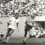 Diego Maradona Instagram - Un día como hoy, jugamos el tercer partido del Mundial Juvenil de 1979. Esta vez fue contra Polonia, que había ganado también sus dos partidos anteriores. Nosotros jugamos con varios suplentes, pero el equipo jugó bárbaro. Y lo ganamos 4-1. De este partido nos quedaron dos cosas marcadas a fuego. Una fue que al arquero polaco lo cambiaron a mitad del primer tiempo, porque @Gabriel_Calderon_coach y yo lo vacunamos desde afuera del área. Entonces entró el suplente, y al toque @JuaneSimon60 hizo un gol MARAVILLOSO, también desde afuera del área. Y ahí Macaya Márquez dijo: "¡Ya no quedan más arqueros en el banco de Polonia!". Y la segunda, es que hoy se cumplen 41 años del único gol que hizo Juan Simón en toda su carrera 😂. Salud Juan, salud muchachos!!! 💪🇦🇷 Ōmiya-ku, Saitama