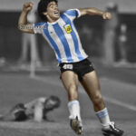 Diego Maradona Instagram - El festejo de tu gol a Unión Soviética, un día como hoy, en la final del Mundial Juvenil de 1979. Habías hecho la promesa en tu casa, y la cumpliste: traer la copa a la Argentina. Probablemente cada uno de tus compañeros hizo la misma pomesa, porque todos estaban convencidos de que tenían un gran equipo, guiados por un gran cuerpo técnico. Nosotros no perdemos la memoria, gracias a todos los integrantes de una selección que quedó grabada a fuego en el corazón de los argentinos 🇦🇷