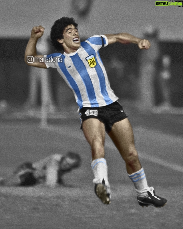 Diego Maradona Instagram - El festejo de tu gol a Unión Soviética, un día como hoy, en la final del Mundial Juvenil de 1979. Habías hecho la promesa en tu casa, y la cumpliste: traer la copa a la Argentina. Probablemente cada uno de tus compañeros hizo la misma pomesa, porque todos estaban convencidos de que tenían un gran equipo, guiados por un gran cuerpo técnico. Nosotros no perdemos la memoria, gracias a todos los integrantes de una selección que quedó grabada a fuego en el corazón de los argentinos 🇦🇷