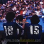 Diego Maradona Instagram - Un día como hoy, jugamos el tercer partido del Mundial Juvenil de 1979. Esta vez fue contra Polonia, que había ganado también sus dos partidos anteriores. Nosotros jugamos con varios suplentes, pero el equipo jugó bárbaro. Y lo ganamos 4-1. De este partido nos quedaron dos cosas marcadas a fuego. Una fue que al arquero polaco lo cambiaron a mitad del primer tiempo, porque @Gabriel_Calderon_coach y yo lo vacunamos desde afuera del área. Entonces entró el suplente, y al toque @JuaneSimon60 hizo un gol MARAVILLOSO, también desde afuera del área. Y ahí Macaya Márquez dijo: "¡Ya no quedan más arqueros en el banco de Polonia!". Y la segunda, es que hoy se cumplen 41 años del único gol que hizo Juan Simón en toda su carrera 😂. Salud Juan, salud muchachos!!! 💪🇦🇷 Ōmiya-ku, Saitama