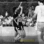 Diego Maradona Instagram - Un día como hoy, jugamos el tercer partido del Mundial Juvenil de 1979. Esta vez fue contra Polonia, que había ganado también sus dos partidos anteriores. Nosotros jugamos con varios suplentes, pero el equipo jugó bárbaro. Y lo ganamos 4-1. De este partido nos quedaron dos cosas marcadas a fuego. Una fue que al arquero polaco lo cambiaron a mitad del primer tiempo, porque @Gabriel_Calderon_coach y yo lo vacunamos desde afuera del área. Entonces entró el suplente, y al toque @JuaneSimon60 hizo un gol MARAVILLOSO, también desde afuera del área. Y ahí Macaya Márquez dijo: "¡Ya no quedan más arqueros en el banco de Polonia!". Y la segunda, es que hoy se cumplen 41 años del único gol que hizo Juan Simón en toda su carrera 😂. Salud Juan, salud muchachos!!! 💪🇦🇷 Ōmiya-ku, Saitama