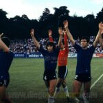Diego Maradona Instagram - Un día como hoy, jugamos el tercer partido del Mundial Juvenil de 1979. Esta vez fue contra Polonia, que había ganado también sus dos partidos anteriores. Nosotros jugamos con varios suplentes, pero el equipo jugó bárbaro. Y lo ganamos 4-1. De este partido nos quedaron dos cosas marcadas a fuego. Una fue que al arquero polaco lo cambiaron a mitad del primer tiempo, porque @Gabriel_Calderon_coach y yo lo vacunamos desde afuera del área. Entonces entró el suplente, y al toque @JuaneSimon60 hizo un gol MARAVILLOSO, también desde afuera del área. Y ahí Macaya Márquez dijo: "¡Ya no quedan más arqueros en el banco de Polonia!". Y la segunda, es que hoy se cumplen 41 años del único gol que hizo Juan Simón en toda su carrera 😂. Salud Juan, salud muchachos!!! 💪🇦🇷 Ōmiya-ku, Saitama