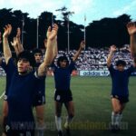 Diego Maradona Instagram - Un día como hoy, jugamos el tercer partido del Mundial Juvenil de 1979. Esta vez fue contra Polonia, que había ganado también sus dos partidos anteriores. Nosotros jugamos con varios suplentes, pero el equipo jugó bárbaro. Y lo ganamos 4-1. De este partido nos quedaron dos cosas marcadas a fuego. Una fue que al arquero polaco lo cambiaron a mitad del primer tiempo, porque @Gabriel_Calderon_coach y yo lo vacunamos desde afuera del área. Entonces entró el suplente, y al toque @JuaneSimon60 hizo un gol MARAVILLOSO, también desde afuera del área. Y ahí Macaya Márquez dijo: "¡Ya no quedan más arqueros en el banco de Polonia!". Y la segunda, es que hoy se cumplen 41 años del único gol que hizo Juan Simón en toda su carrera 😂. Salud Juan, salud muchachos!!! 💪🇦🇷 Ōmiya-ku, Saitama