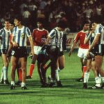 Diego Maradona Instagram - Ayer, vi que @JuanESimon60 y @SergioGarcia8794 recordaron nuestro debut en el Mundial Juvenil de Japón 1979. Y yo no podía no recordarlo. El primer partido fue contra Indonesia, y ganamos 5-0. Hicimos 4 goles en 15 minutos, y después nos cuidamos para el próximo partido. Teníamos unas ganas bárbaras de jugar. En la foto están @JuanAlbertoBarbas, Osvaldito Rinaldi, el Tucu Meza, el Pichi Escudero, el Negro Lanao, el "panelista" Juan Simón, Rubén Rossi y entrevistan a @RamonDiaz_DT. Hay uno de ellos que me pide la camiseta, pero yo ya la tenía prometida a mis hermanos. Van a haber más fotos de cada uno de los partidos de ese mundial, que ganamos con un equipazo, de la mano de @MenottielFlaco, Poncini y el maestro Duchini. 💪🇦🇷 Ōmiya-ku, Saitama