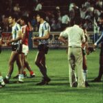 Diego Maradona Instagram - Ayer, vi que @JuanESimon60 y @SergioGarcia8794 recordaron nuestro debut en el Mundial Juvenil de Japón 1979. Y yo no podía no recordarlo. El primer partido fue contra Indonesia, y ganamos 5-0. Hicimos 4 goles en 15 minutos, y después nos cuidamos para el próximo partido. Teníamos unas ganas bárbaras de jugar. En la foto están @JuanAlbertoBarbas, Osvaldito Rinaldi, el Tucu Meza, el Pichi Escudero, el Negro Lanao, el "panelista" Juan Simón, Rubén Rossi y entrevistan a @RamonDiaz_DT. Hay uno de ellos que me pide la camiseta, pero yo ya la tenía prometida a mis hermanos. Van a haber más fotos de cada uno de los partidos de ese mundial, que ganamos con un equipazo, de la mano de @MenottielFlaco, Poncini y el maestro Duchini. 💪🇦🇷 Ōmiya-ku, Saitama