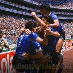Diego Maradona Instagram - Quiero agradecerle a la @AFA.Oficial y a Futbolistas Argentinos Agremiados, por este homenaje. Que el Día del Futbolista Argentino sea recordado en la fecha en que le ganamos a Inglaterra, en el '86, es un honor. Y quiero compartirlo con todos mis compañeros. Este homenaje es también para ellos. Porque ese partido, ese mundial, lo ganamos entre todos. Y recordar al maestro Ernesto Grillo, a quien conocí, y con quien también tengo el honor de compartir este reconocimiento. Estadio Azteca