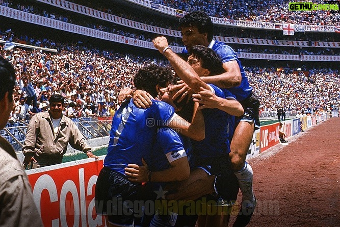 Diego Maradona Instagram - Quiero agradecerle a la @AFA.Oficial y a Futbolistas Argentinos Agremiados, por este homenaje. Que el Día del Futbolista Argentino sea recordado en la fecha en que le ganamos a Inglaterra, en el '86, es un honor. Y quiero compartirlo con todos mis compañeros. Este homenaje es también para ellos. Porque ese partido, ese mundial, lo ganamos entre todos. Y recordar al maestro Ernesto Grillo, a quien conocí, y con quien también tengo el honor de compartir este reconocimiento. Estadio Azteca