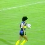 Diego Maradona Instagram - La vida está llena de cosas pequeñas, que le dan sentido. Hoy, en 1981, hacías esto antes del amistoso contra Zaragoza, en España. No importa el partido, el año o el equipo, siempre Maradona. La Romareda